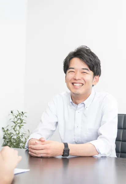 執務スペースで働く社員の写真