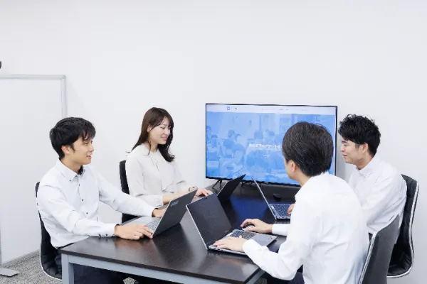 オフィスで働く社員の写真