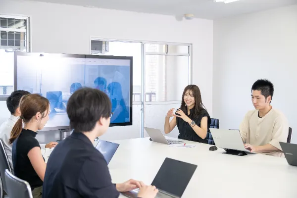 オフィスで働く社員の写真